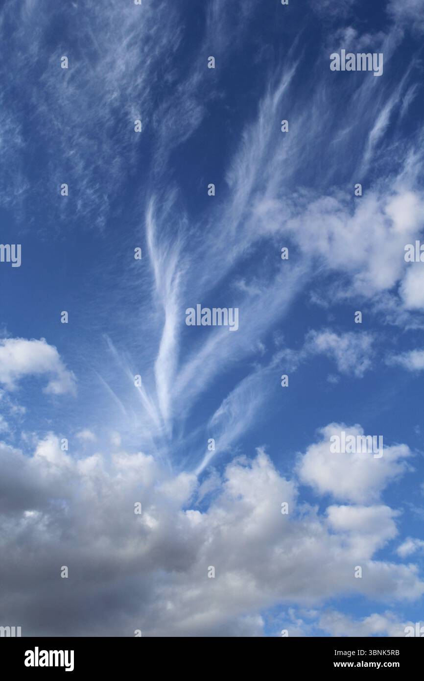 Cielo blu con nuvole bianche sfondo astratto Foto Stock