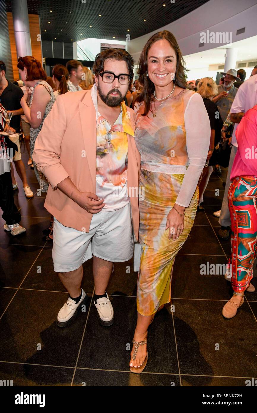 Steven Preisner und Saskia Grimm zu Gast auf der Fashion Show von Kilan Kerner mit dem Titel die gestohlenen Kinder Primavera Estate 2026 in der Uber Arena AM 02.Juli 2025 a Berlino Germania *** Steven Preisner e Saskia Grimm come ospiti della sfilata di Kilan Kerner intitolata The Stolen Children Primavera Estate 2026 alla Uber Arena il 2 luglio 2025 a Berlino Berlino Germania Foto Stock
