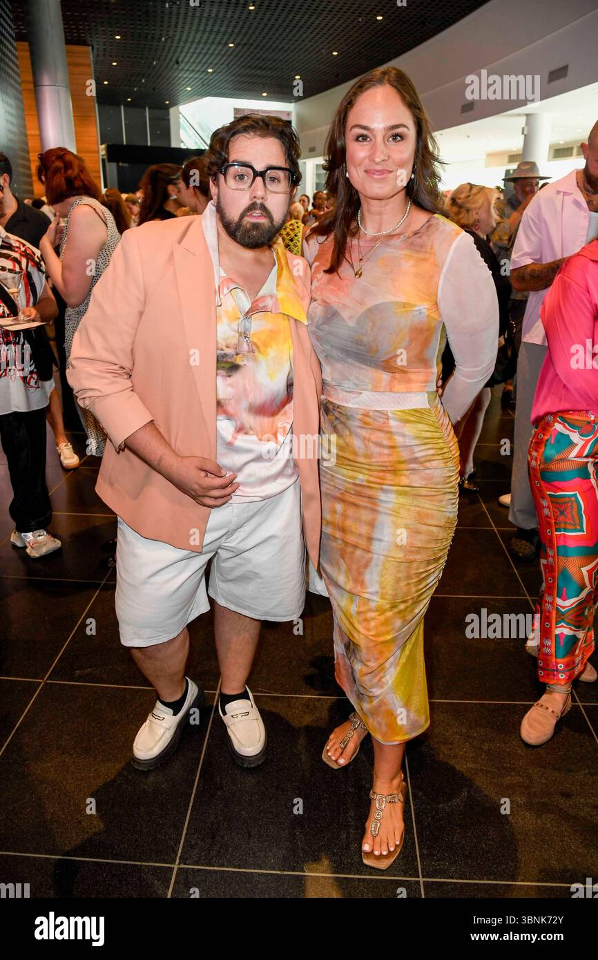 Steven Preisner und Saskia Grimm zu Gast auf der Fashion Show von Kilan Kerner mit dem Titel die gestohlenen Kinder Primavera Estate 2026 in der Uber Arena AM 02.Juli 2025 a Berlino Germania *** Steven Preisner e Saskia Grimm come ospiti della sfilata di Kilan Kerner intitolata The Stolen Children Primavera Estate 2026 alla Uber Arena il 2 luglio 2025 a Berlino Berlino Germania Foto Stock