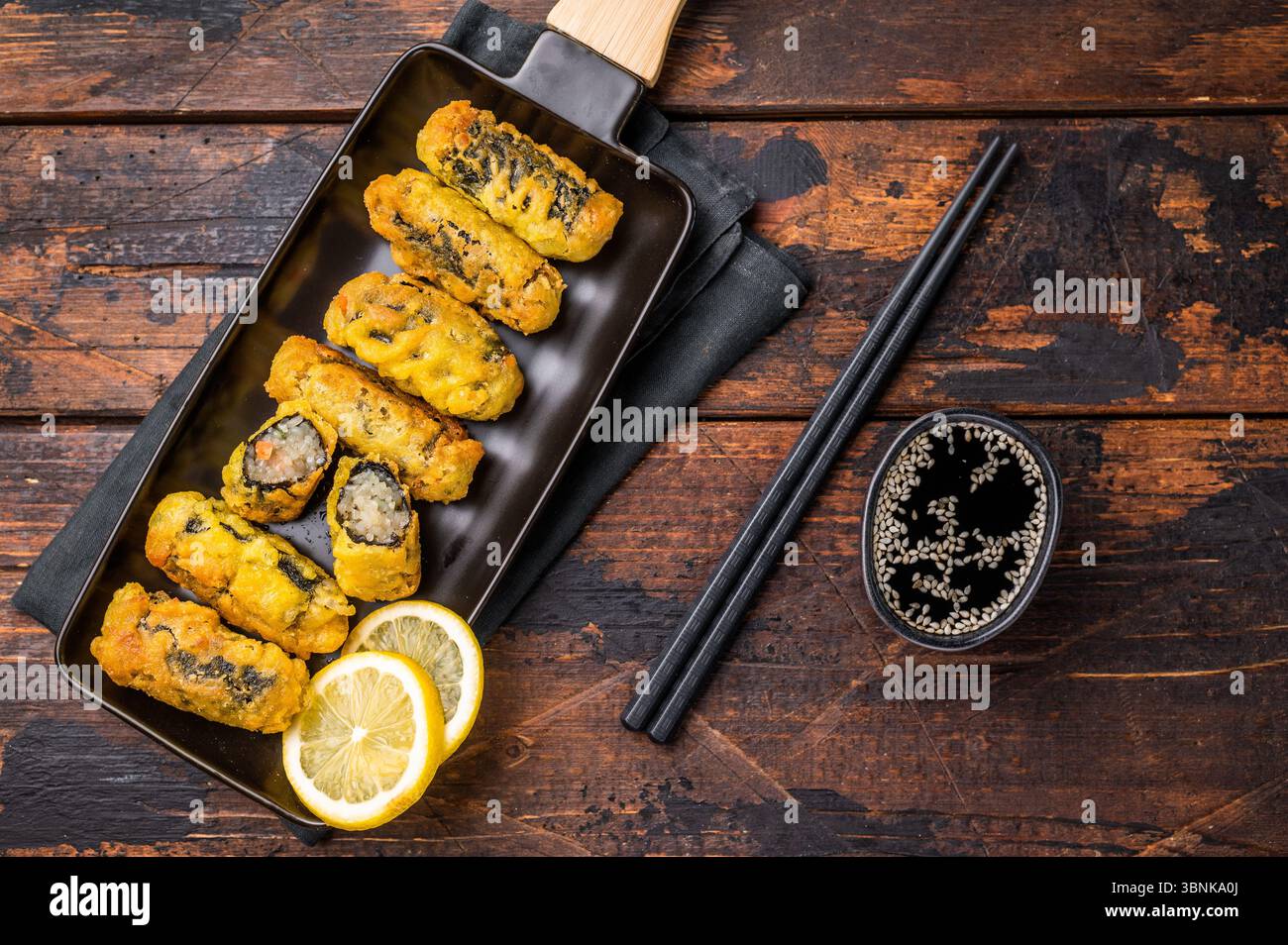 Nori Roll Gimmari, Kimmari Korean snack con pollo macinato e involtino di alghe marine. sfondo in legno. vista dall'alto. Foto Stock