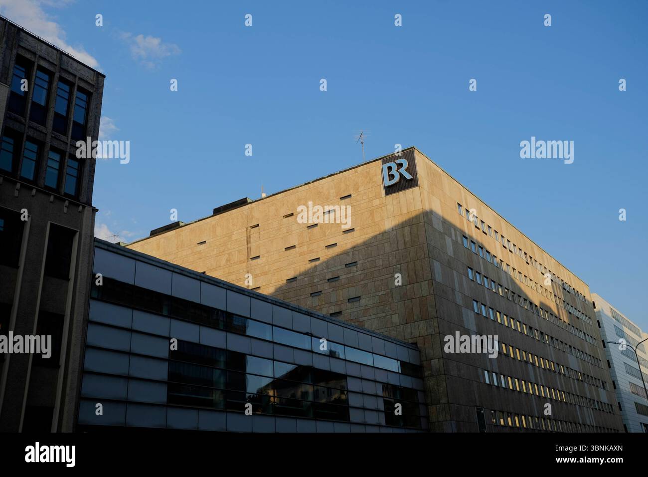 Gebäude Bayerischer Rundfunk im Morgengrauen Gebäude Bayerischer Rundfunk im Morgengrauen *** edificio Bayerischer Rundfunk all'alba Bayerischer Rundfu Foto Stock