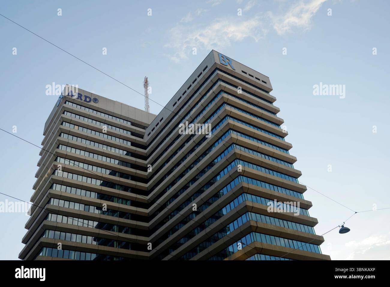 Gebäude Bayerischer Rundfunk im Morgengrauen Gebäude Bayerischer Rundfunk im Morgengrauen *** edificio Bayerischer Rundfunk all'alba Bayerischer Rundfu Foto Stock