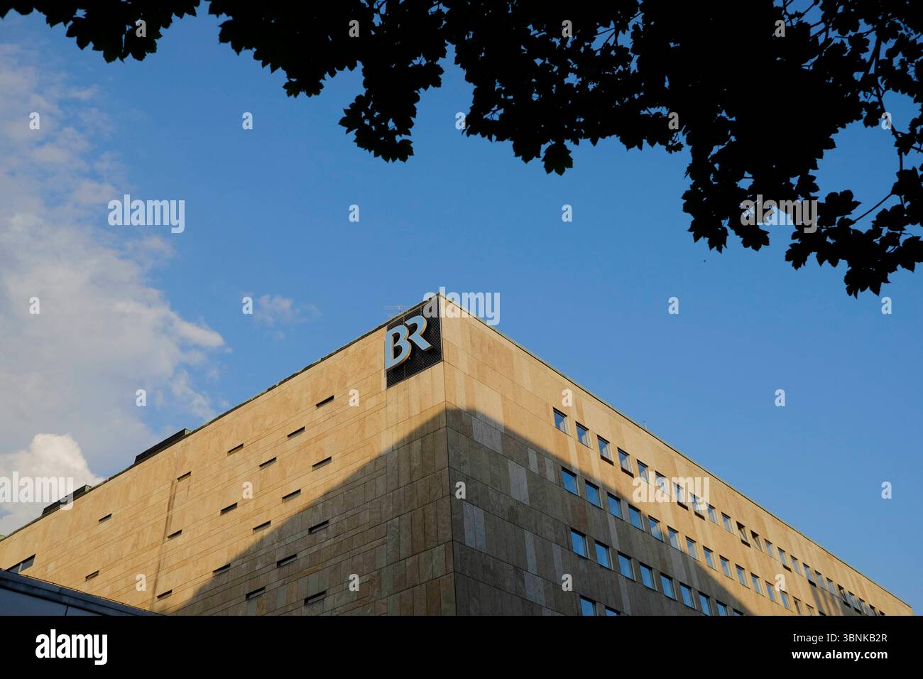 Gebäude Bayerischer Rundfunk im Morgengrauen Gebäude Bayerischer Rundfunk im Morgengrauen *** edificio Bayerischer Rundfunk all'alba Bayerischer Rundfu Foto Stock