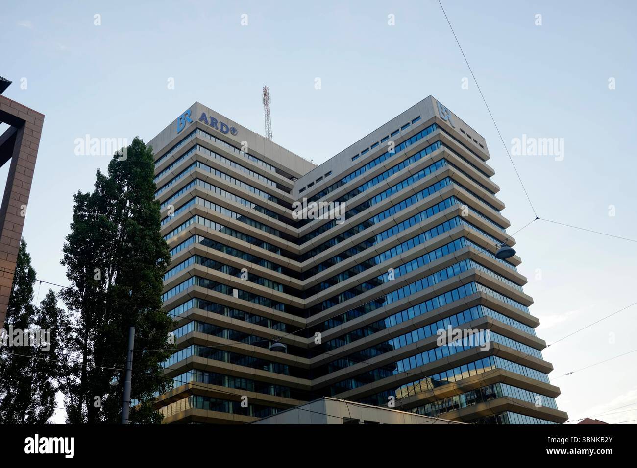 Gebäude Bayerischer Rundfunk im Morgengrauen Gebäude Bayerischer Rundfunk im Morgengrauen *** edificio Bayerischer Rundfunk all'alba Bayerischer Rundfu Foto Stock