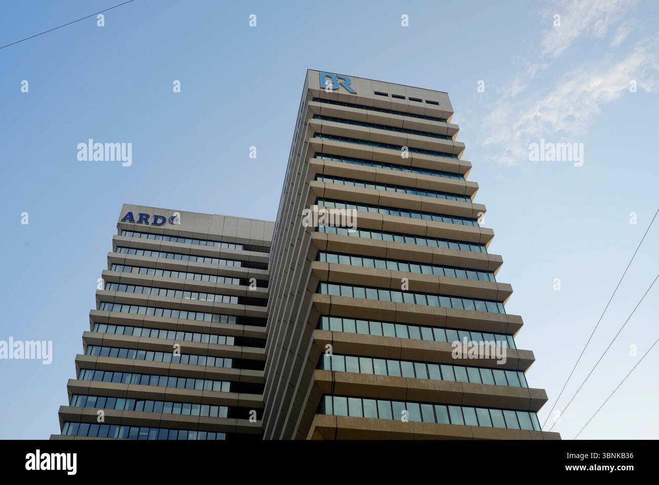 Gebäude Bayerischer Rundfunk im Morgengrauen Gebäude Bayerischer Rundfunk im Morgengrauen *** edificio Bayerischer Rundfunk all'alba Bayerischer Rundfu Foto Stock