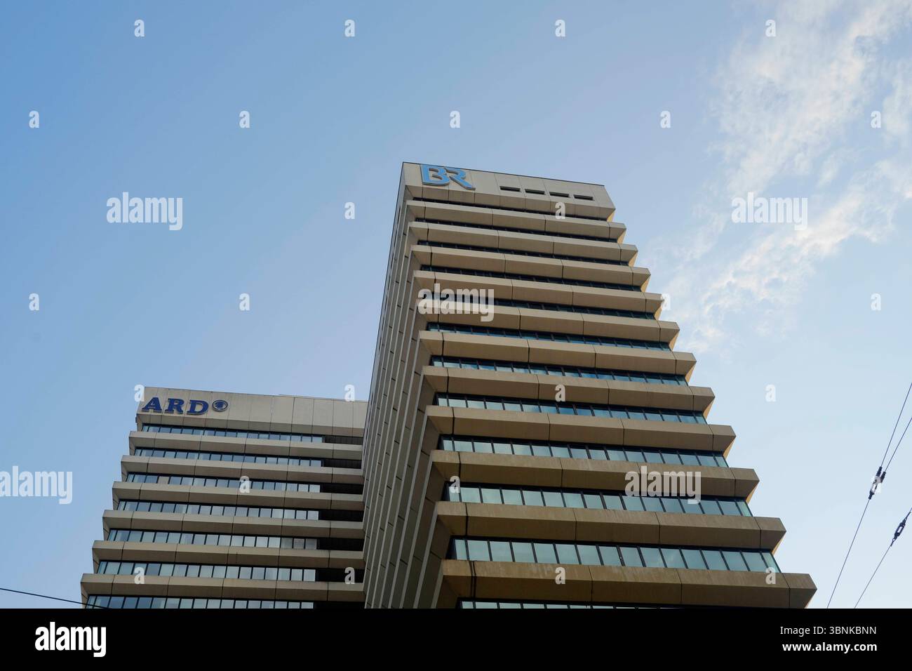 Gebäude Bayerischer Rundfunk im Morgengrauen Gebäude Bayerischer Rundfunk im Morgengrauen *** edificio Bayerischer Rundfunk all'alba Bayerischer Rundfu Foto Stock