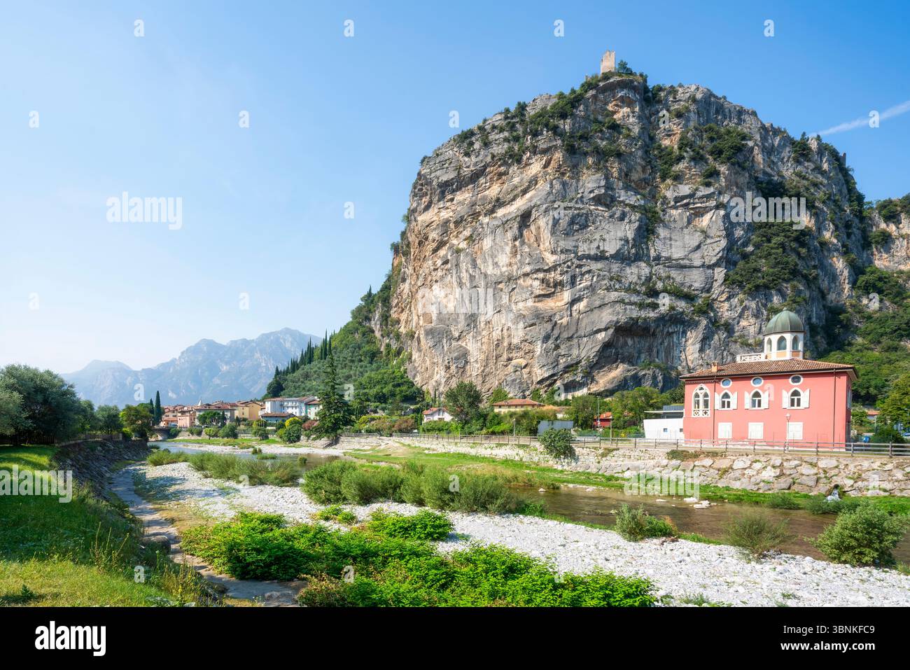 La città di Arco, il fiume Sarca e la Torre Renghera sulla cima della roccia. Provincia di Trento, Trentino alto Adige, Italia Foto Stock