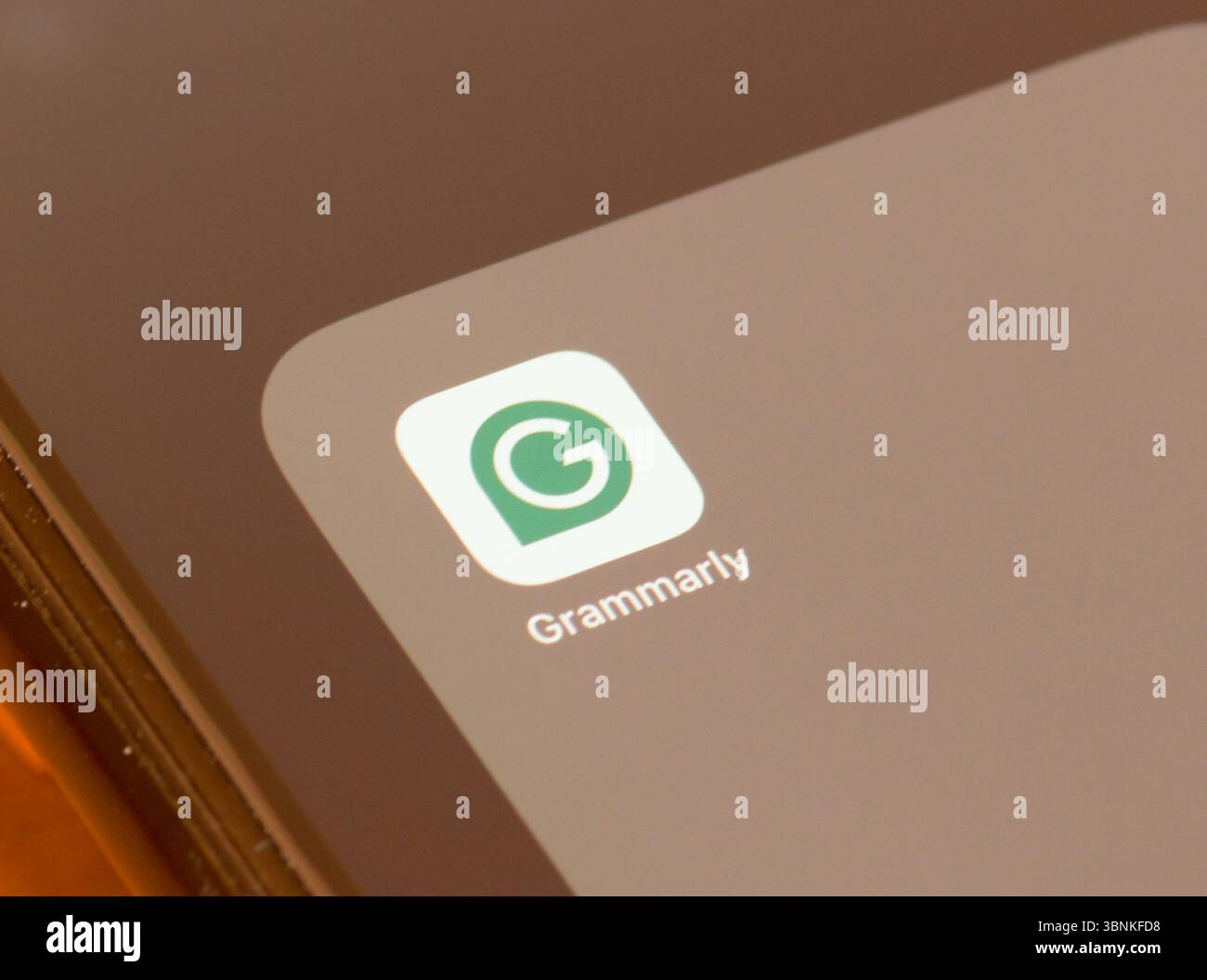 App Grammarly ai o intelligenza artificiale sullo schermo di uno smartphone Foto Stock