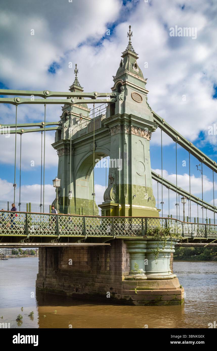 La torre settentrionale sull'ornato grado II elencava Hammersmith Bridge, un ponte sospeso nella zona ovest di Londra degnato da Sir Joseph Bazalgette e aperto Foto Stock
