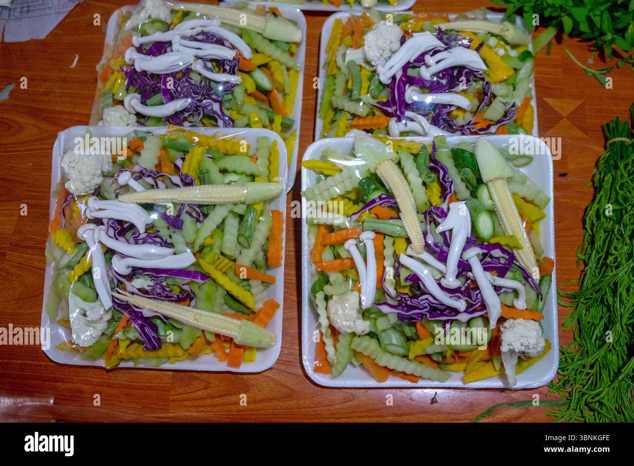 Verdure fresche assortite nei vassoi del mercato del sud-est asiatico Foto Stock
