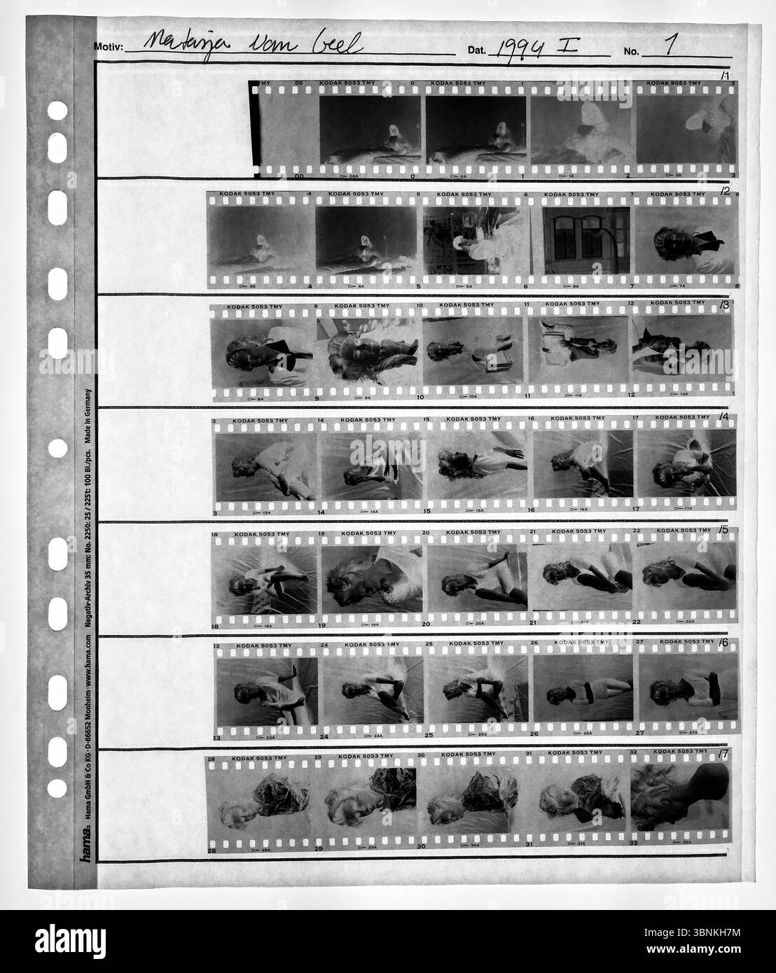 Studio Tuinstraat, Tilburg, Paesi Bassi. Provino a contatto in vecchio stile con pellicola analogica in bianco e nero 1994-i, realizzato in una scatola luminosa a LED, che utilizza una fotocamera mobile iPhone se. Foto Stock