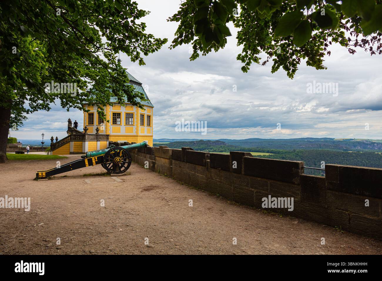 Fortezza di Königstein, Svizzera sassone, Germania – 5 giugno 2025: Torre e muro di pietra della storica fortezza in cima alla montagna si affacciano sulla foresta della valle dell'Elba Foto Stock