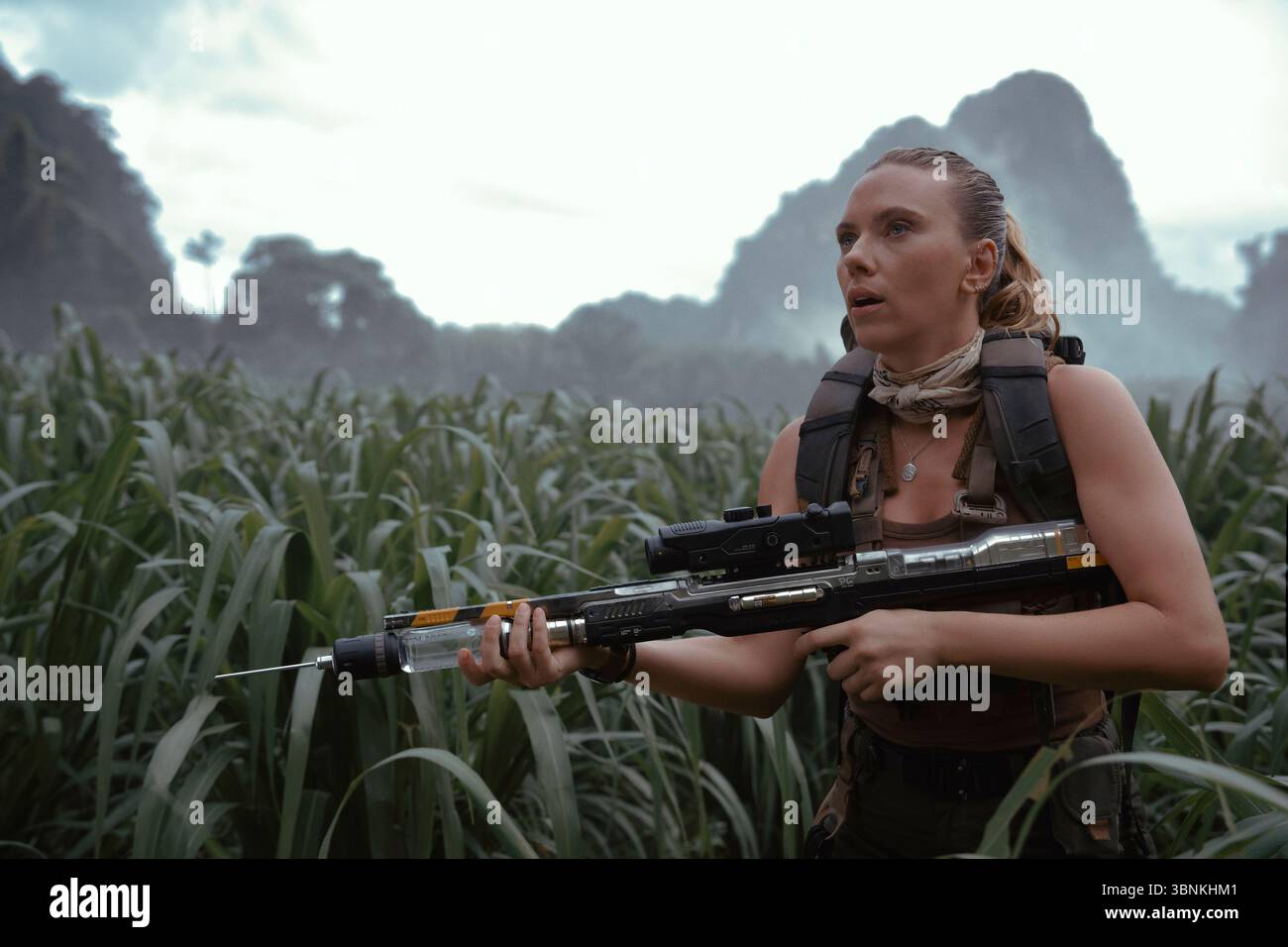 Jurassic World: Rebirth (2025) diretto da Gareth Edwards e interpretato da Scarlett Johansson nel ruolo di Zora Bennett. Cinque anni dopo il Jurassic World Dominion, una spedizione braves isolò le regioni equatoriali per estrarre il DNA da tre enormi creature preistoriche per una rivoluzionaria scoperta medica. SOLO PER USO EDITORIALE fotografico pubblicitario. Crediti: BFA / Jasin Boland / Universal Pictures Foto Stock