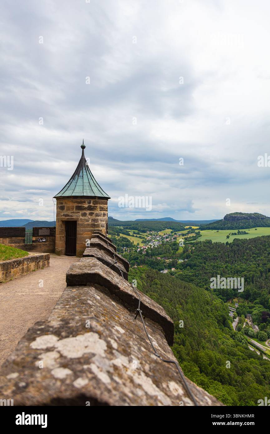 Fortezza di Königstein, Svizzera sassone, Germania – 5 giugno 2025: Torre e muro di pietra della storica fortezza in cima alla montagna si affacciano sulla foresta della valle dell'Elba Foto Stock