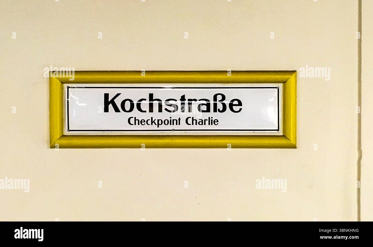 Berlino, Germania. La stazione della U-Bahn si trova sotto l'ex Checkpoint Charliie, separando le forze americane, francesi e britanniche dall'Armee Rossa russa durante la divisione della città. Foto Stock