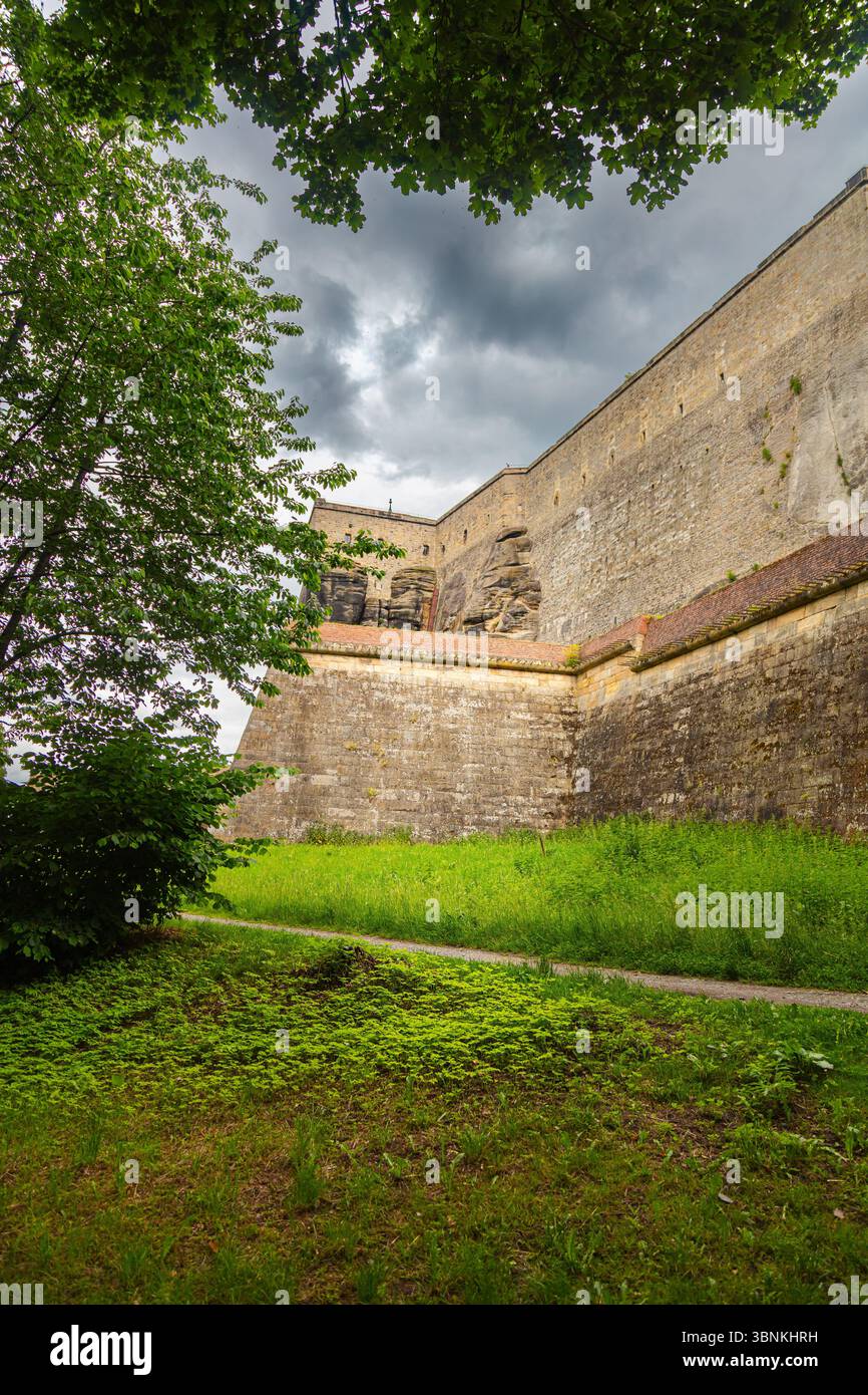Fortezza Königstein, Svizzera sassone, Germania – 5 giugno 2025: Vista delle massicce mura esterne della fortezza Königstein, circondata da una vegetazione lussureggiante e Foto Stock