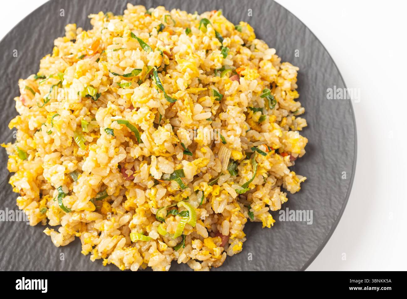 Riso fritto di Yangzhou su sfondo bianco Foto Stock