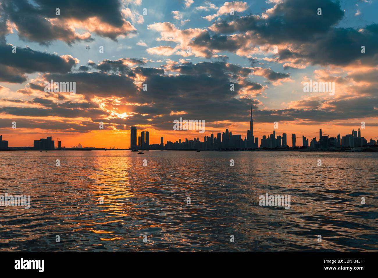Sfondo immobiliare di Dubai con skyline e Burj Khalifa al tramonto Foto Stock