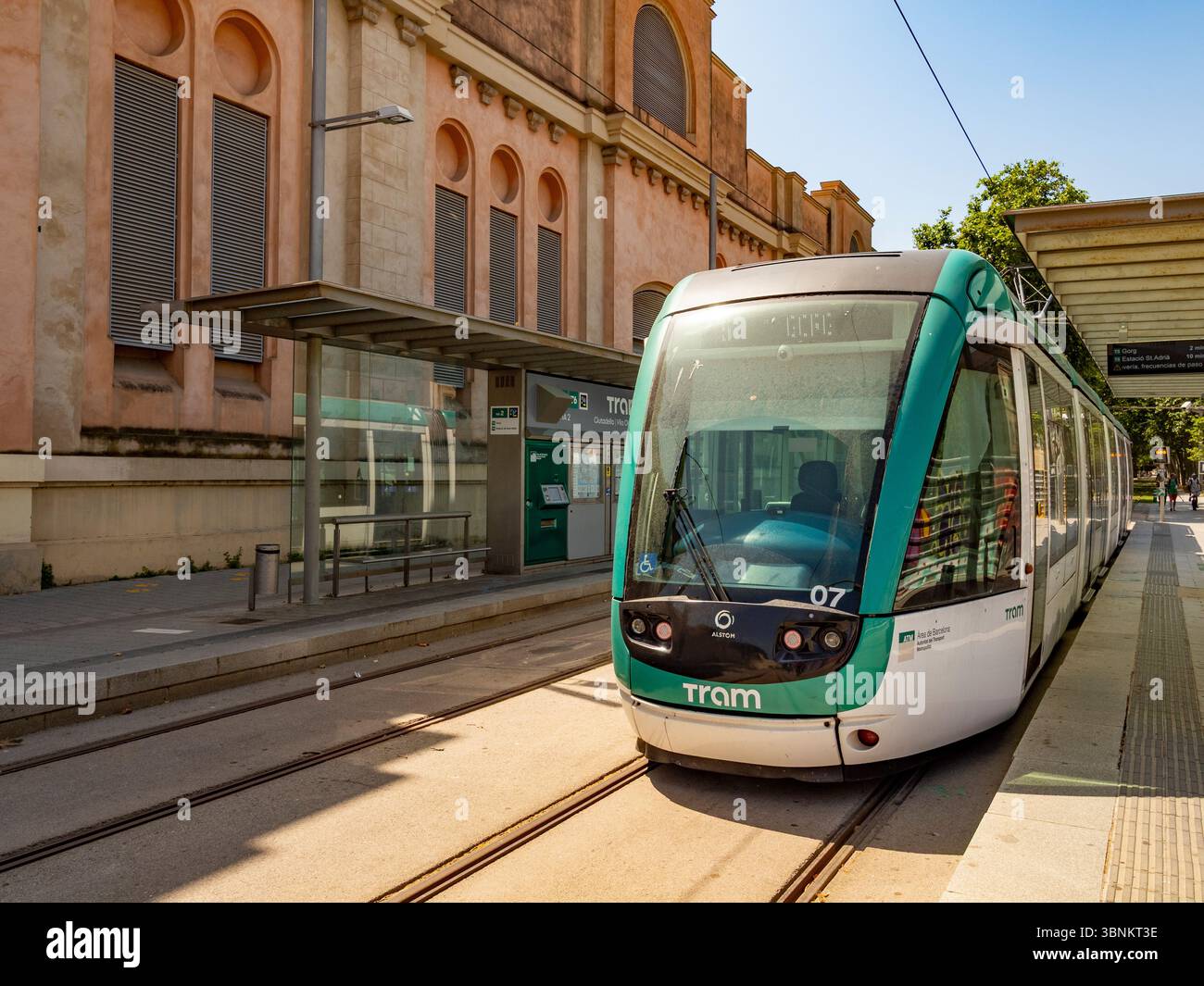 Un moderno tram verde e bianco presso la stazione Ciutadella | Vila Olímpica di Barcellona, che fornisce i mezzi pubblici vicino al famoso parco della città. Foto Stock
