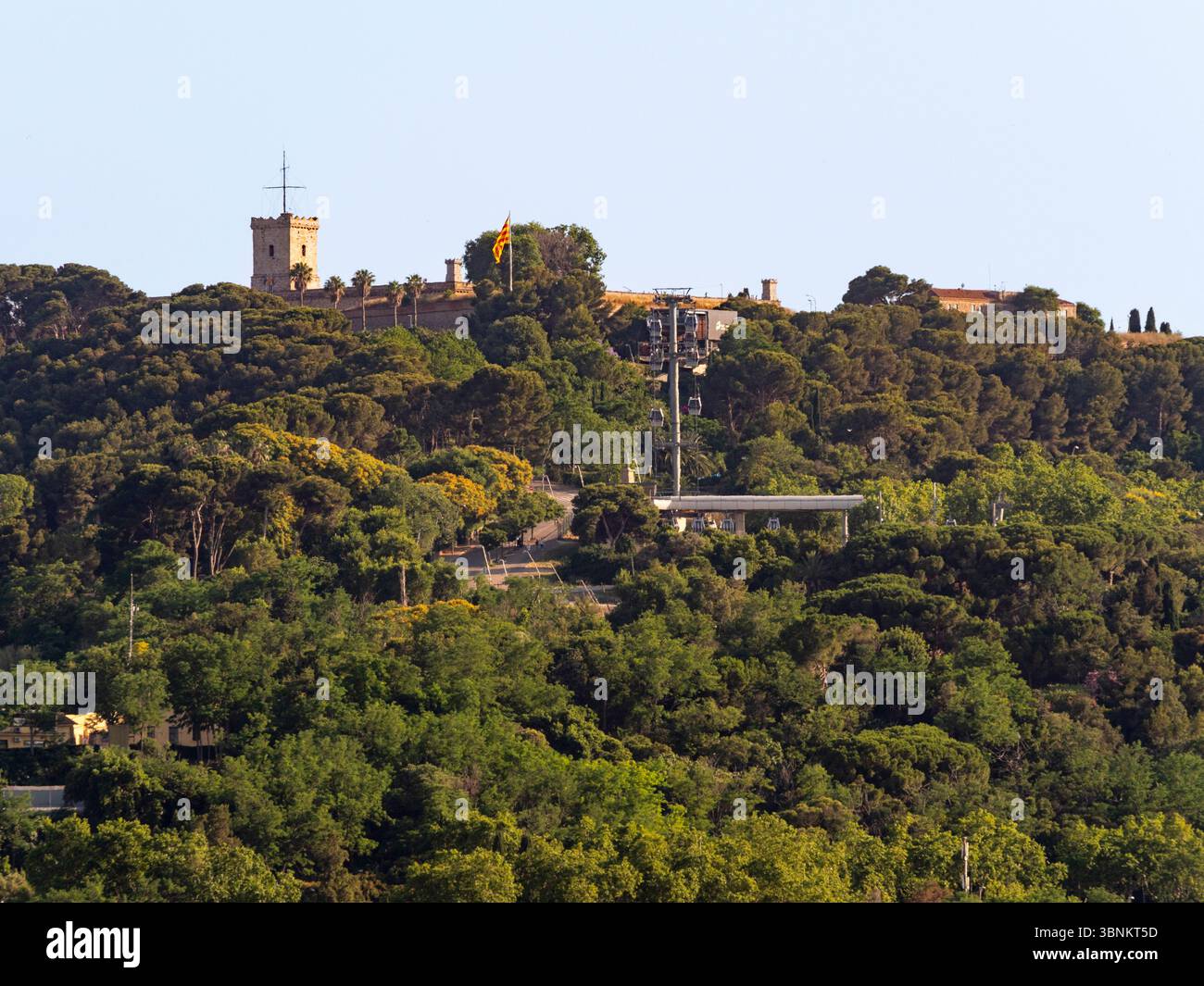 Una vista della collina di Montjuic a Barcellona, che mostra lo storico castello di Montjuic alla sua sommità. Spagna. Foto Stock