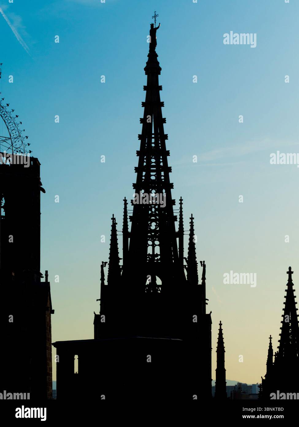 Le suggestive sagome delle guglie gotiche della cattedrale di Barcellona contro un colorato cielo crepuscolo. Spagna. Foto Stock