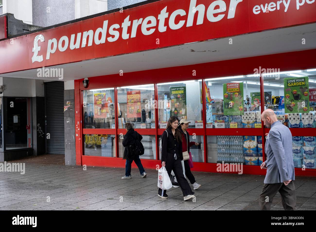 Fate shopping al Poundstretcher a Stratford City il 5 giugno 2025 a Londra, Regno Unito. Stratford è oggi il principale centro commerciale, culturale e ricreativo di Londra Est. È anche diventata la seconda sede commerciale più importante nella parte orientale della capitale. Foto Stock