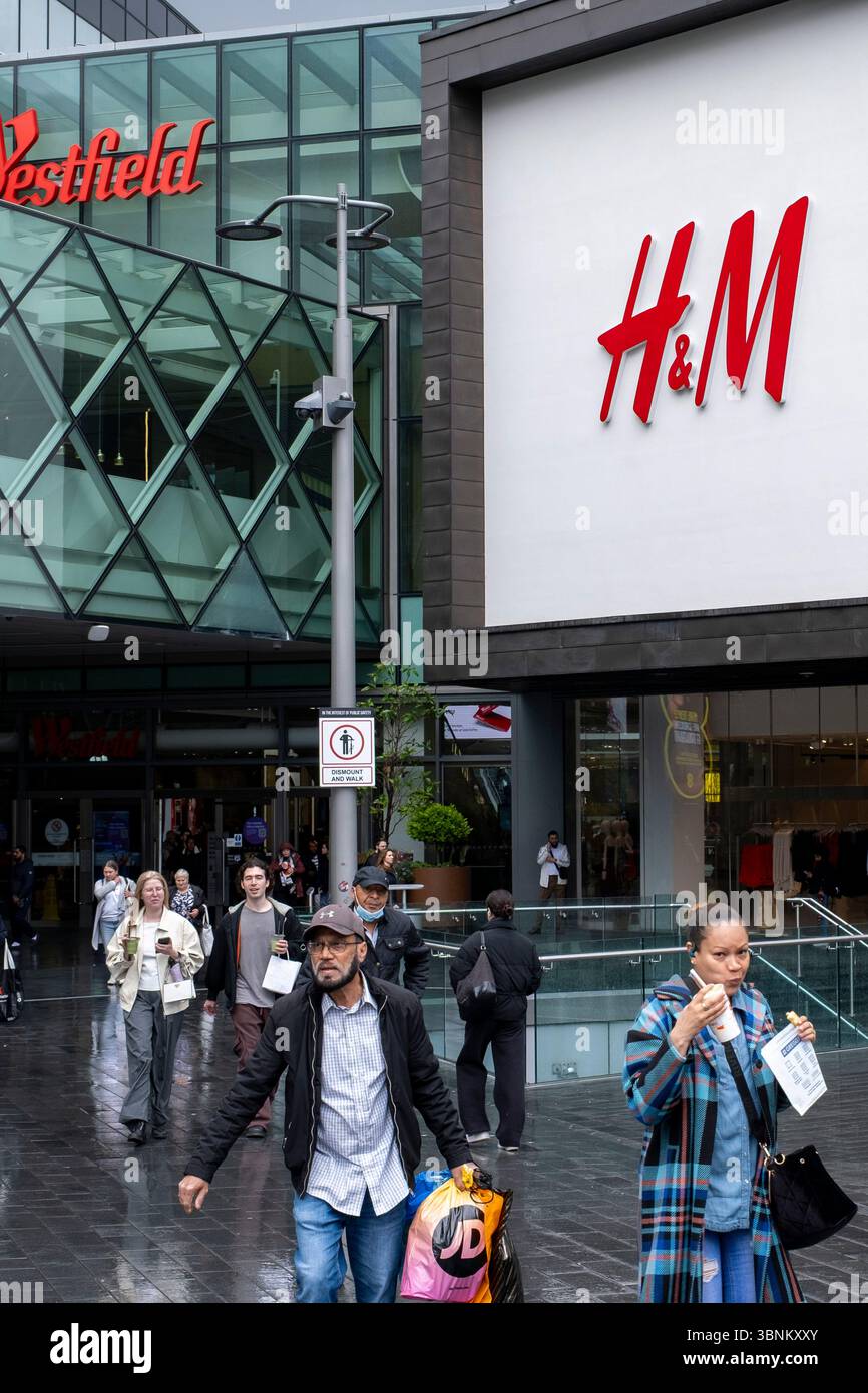 Persone che camminano verso e lontano dal Westfield Shopping Centre a Stratford il 5 giugno 2025 a Londra, Regno Unito. Questo è il più grande complesso commerciale d'Europa. Stratford è oggi il principale centro commerciale, culturale e ricreativo di Londra Est. È anche diventata la seconda sede commerciale più importante nella parte orientale della capitale. Foto Stock