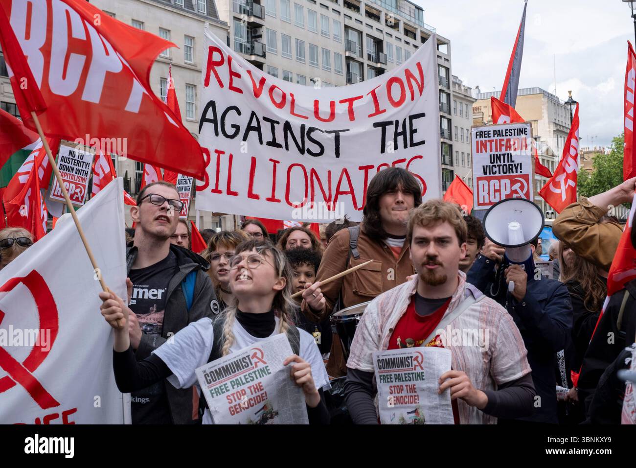 Partito Comunista rivoluzionario con la loro Rivoluzione contro la bandiera dei miliardari unitevi a migliaia di persone riunite per la manifestazione Nazionale dell'Assemblea dei popoli - non più austerità 2,0 per protestare in una marcia attraverso la capitale contro i tagli del Partito Laburista il 7 giugno 2025 a Londra, Regno Unito. Il Partito Comunista Rivoluzionario di Gran Bretagna e occasionalmente indicato come RCP è un partito politico comunista britannico, precedentemente chiamato Partito Comunista d'Inghilterra. La manifestazione ha tre messaggi principali riuniti dai sindacati, nonché attivista per la salute, la disabilità e il benessere Foto Stock