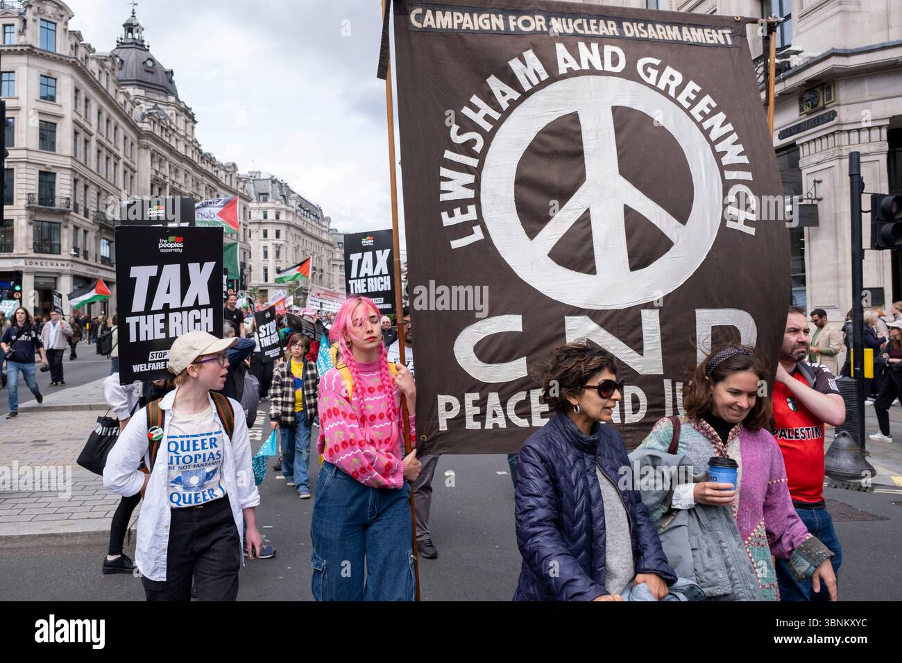 CND unisciti a migliaia di persone riunite per la dimostrazione nazionale dell'Assemblea dei popoli - basta austerità 2,0 per protestare in una marcia attraverso la capitale contro i tagli del partito laburista il 7 giugno 2025 a Londra, Regno Unito. La manifestazione ha tre messaggi principali riuniti dai sindacati, così come i sostenitori della salute, della disabilità e del welfare e le organizzazioni della comunità: No all'austerità 2,0 - finanziare i servizi pubblici, tassare i ricchi - Empower Workers, non le grandi imprese e il Welfare, non la guerra - fermare gli attacchi ai disabili. Foto Stock