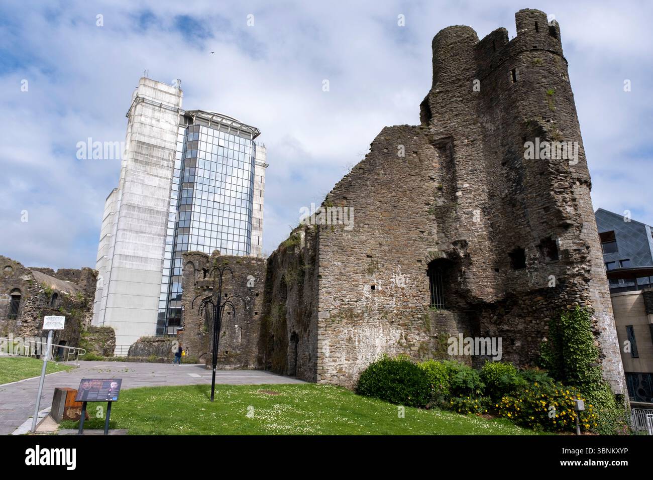 Rovine del Castello di Swansea e del vecchio edificio BT il 27 giugno 2025 a Swansea, Galles, Regno Unito. Foto Stock