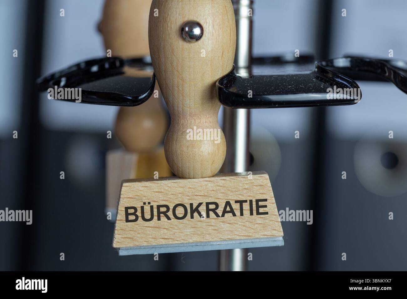 Timbro con testo aggiunto BÜROKRATIE su una scrivania (immagine simbolica) Foto Stock