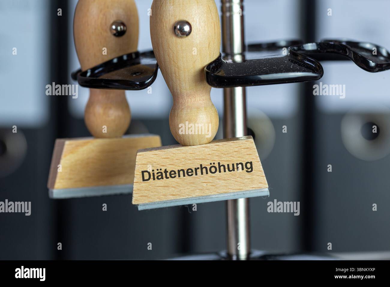 Timbro con testo aggiunto DIÄTENERHÖHUNG su una scrivania Foto Stock