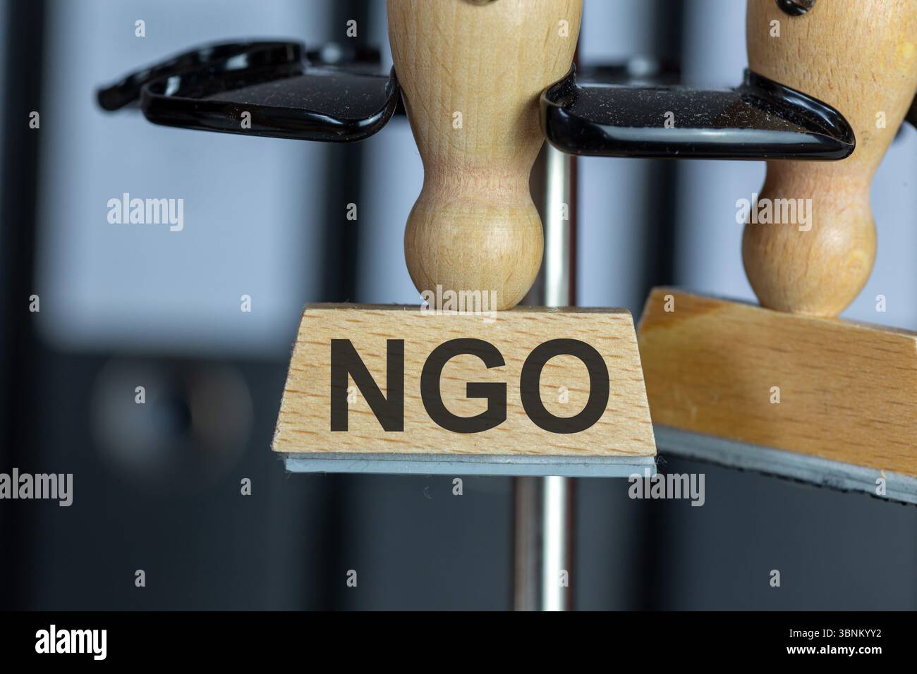 Timbro con testo aggiunto ONG su una scrivania (immagine simbolica) Foto Stock