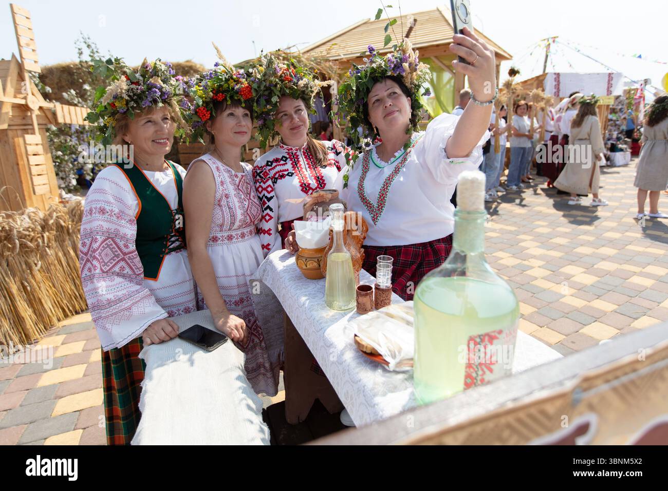 17 agosto 2024. Bielorussia, villaggio di Lyaskovichi. Festival della cultura nazionale bielorussa.donne slave, bielorusse o ucraine, in abiti nazionali t Foto Stock