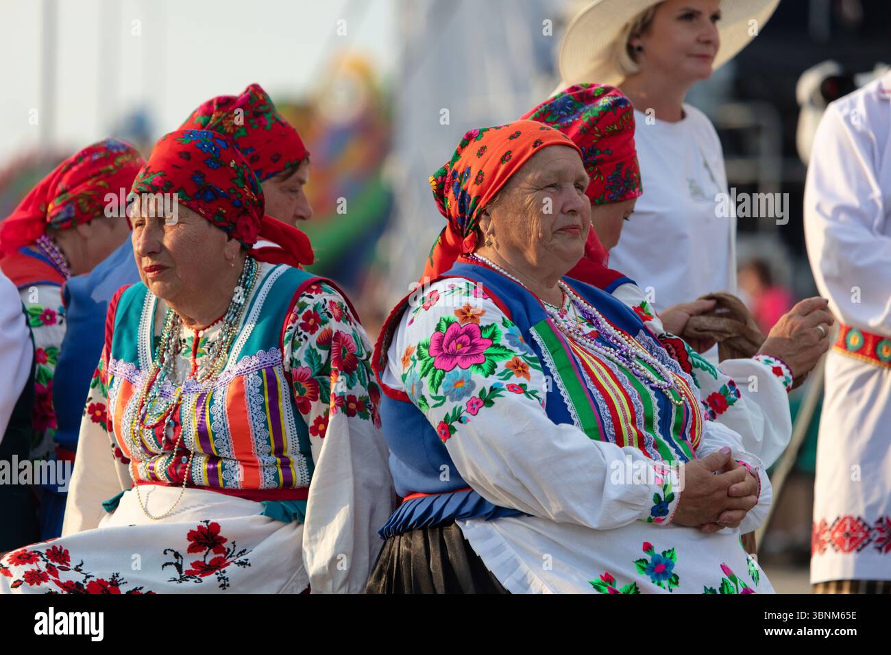 17 agosto 2024 Bielorussia. Villaggio di Lyaskovichi. Festività pubbliche.donne anziane bielorusse o ucraine in abiti nazionali ricamati. Foto Stock