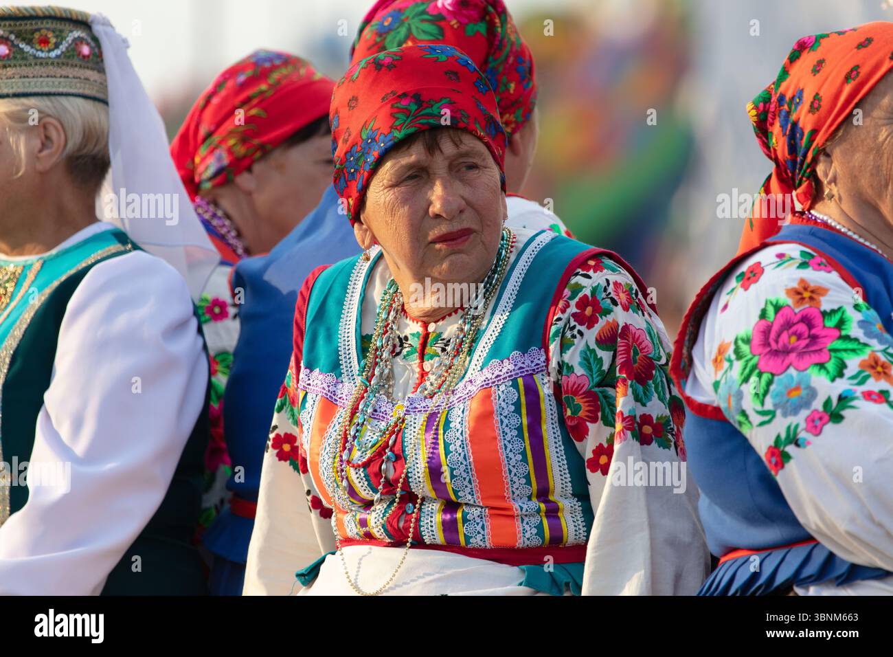 17 agosto 2024 Bielorussia. Villaggio di Lyaskovichi. Festività pubbliche.donne anziane bielorusse o ucraine in abiti nazionali ricamati. Foto Stock