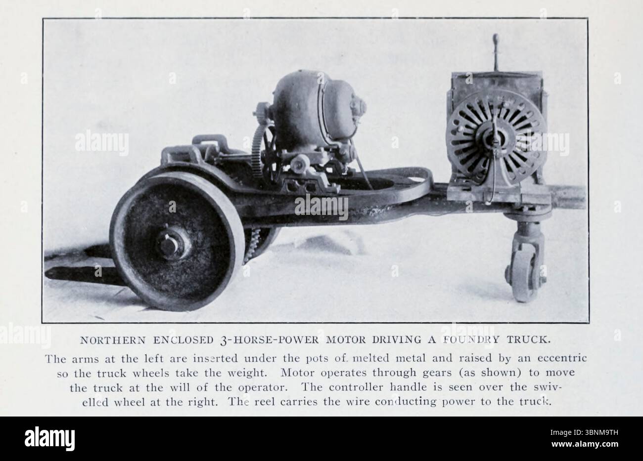 MOTORE A 3 CAVALLI RECINTATO NORD CHE GUIDA UN CAMION DELLA FONDERIA. I bracci a sinistra sono inseriti sotto i vasi di metallo fuso e sollevati da un eccentrico in modo che le ruote del carrello sostengano il peso. Il motore funziona attraverso gli ingranaggi (come mostrato) per spostare il carrello a volontà dell'operatore. La maniglia del controller è visibile sopra la rotella orientata a destra. L'aspo trasporta l'alimentazione del filo al carrello. DALL'ARTICOLO LO SVILUPPO E L'USO DEL PICCOLO MOTORE ELETTRICO. Di Fred M. Kimball. PARTE III LA SCELTA DEI MOTORI PER L'OFFICINA E LA FABBRICA DI MACCHINE. Dalla rivista Engineering dedicata a Indu Foto Stock
