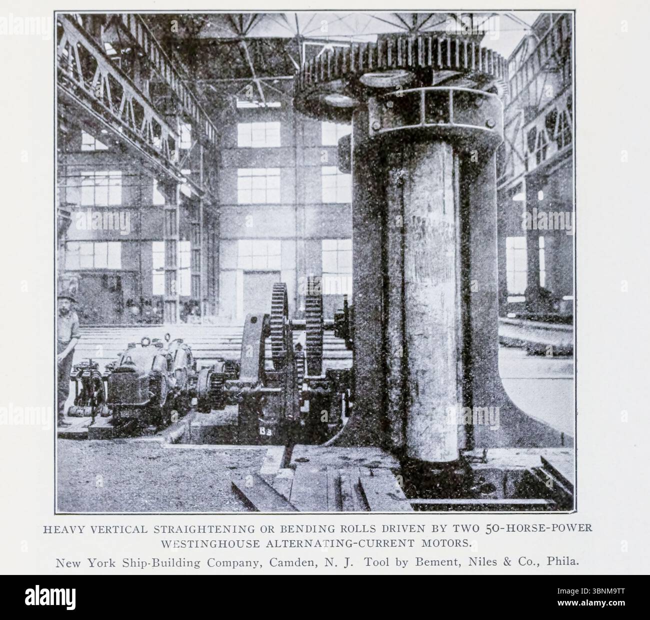 ROTOLI VERTICALI PESANTI PER RADDRIZZATURA E PIEGATURA AZIONATI DA DUE MOTORI WESTINGHOUSE A CORRENTE ALTERNATA DA 50 CAVALLI. New York Ship-Building Company, Camden, N. J. Tool di Bement, Niles & Co., Phila. DALL'ARTICOLO THT SVILUPPO E USO DEL PICCOLO MOTORE ELETTRICO. PARTE IV. APPLICAZIONI PER SCOPI DI PRODUZIONE GENERICI. Di Fred M. Kimball. Dalla rivista Engineering dedicata al progresso industriale volume XXV aprile - settembre 1903 The Engineering Magazine Co Foto Stock