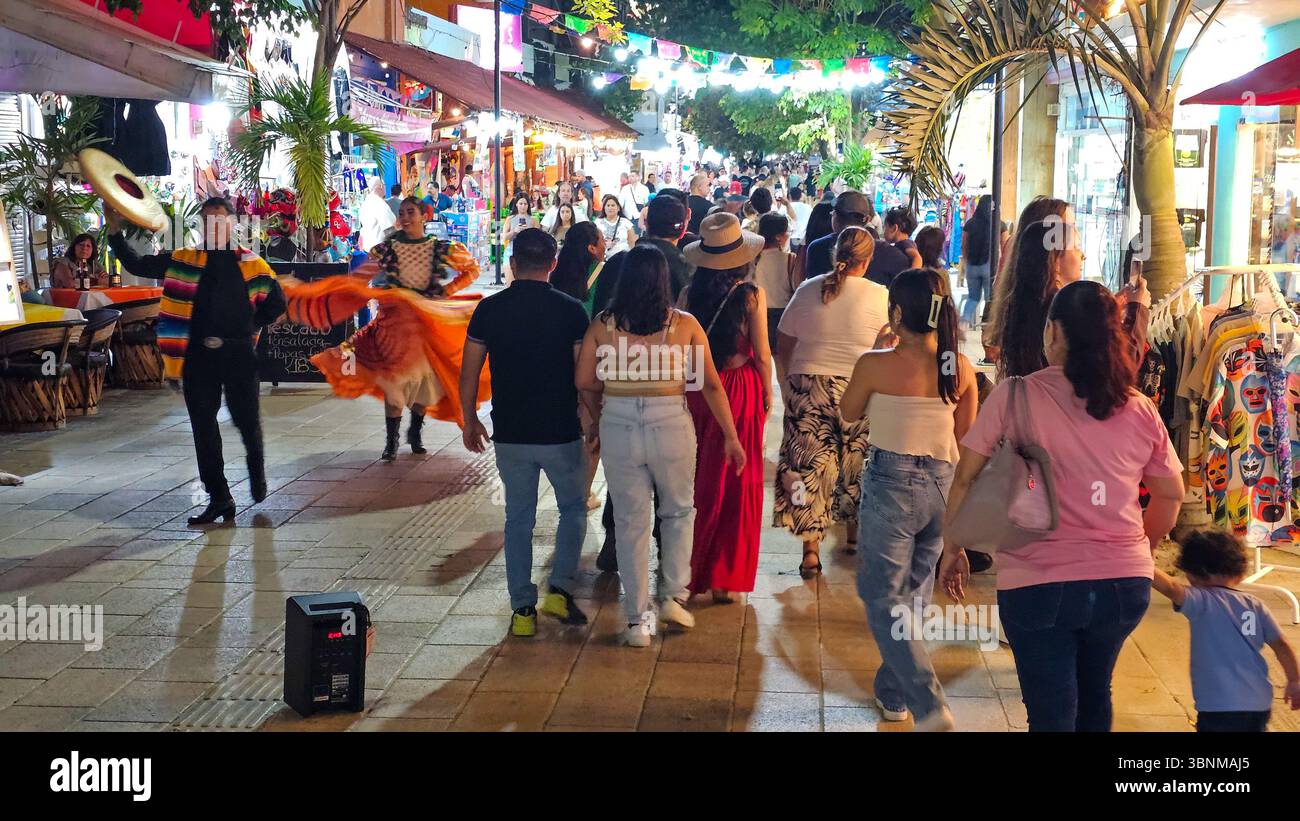 PLAYA DEL CARMEN, QUINTANA ROO, MESSICO: I ballerini Folklorico intrattenono folle per le vacanze primaverili su Quinta Avenida (Fifth Avenue), la principale via dello shopping. Foto Stock
