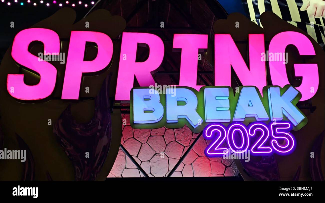 PLAYA DEL CARMEN, QUINTANA ROO, MESSICO: Un cartello con le luci colorate dà il benvenuto alle pause primaverili in un nightclub a Playa del Carmen, Messico. Foto Stock