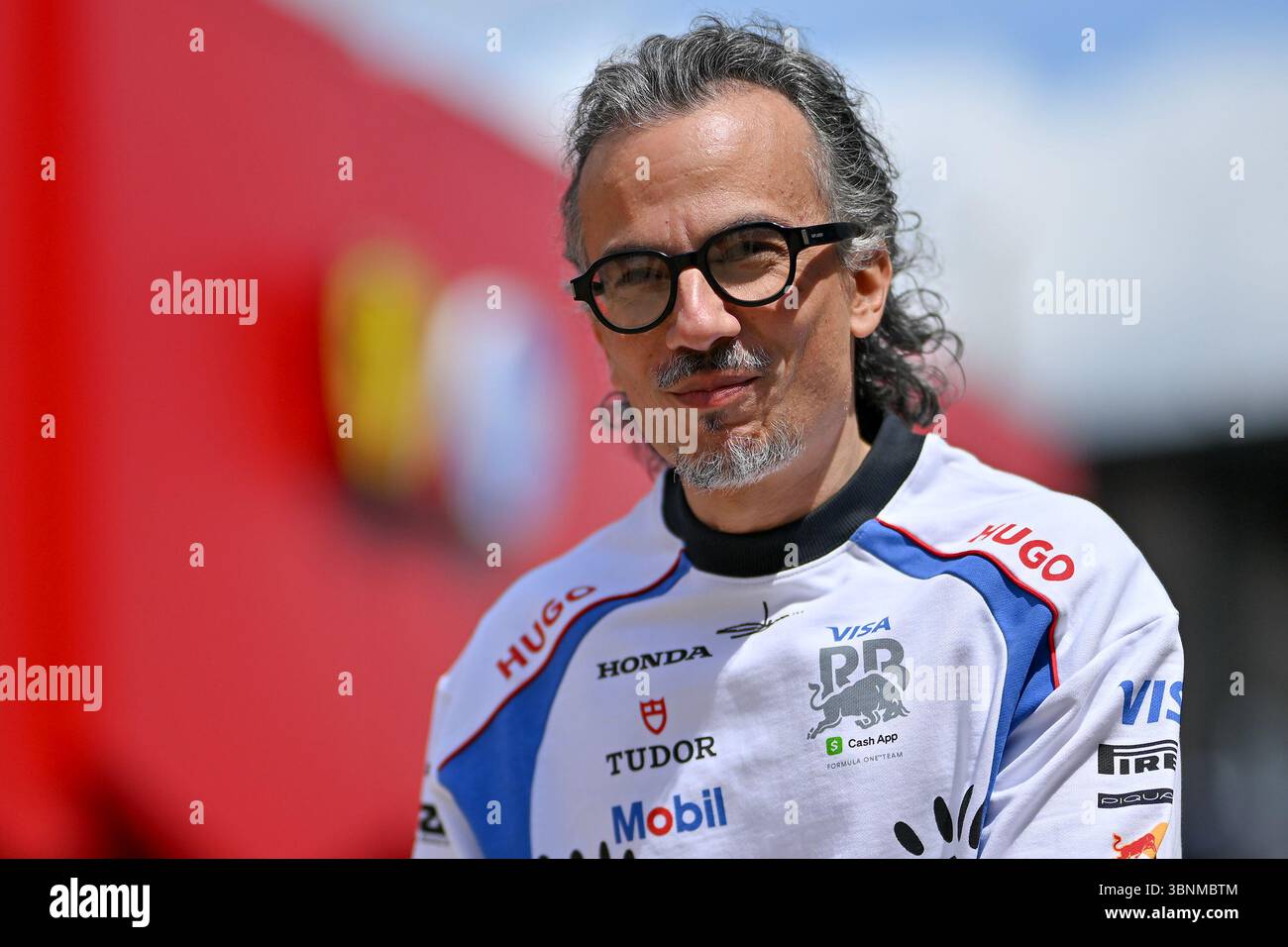 NORTHAMPTON, INGHILTERRA - 3 LUGLIO: Laurent Mekies di Francia e Visa Cash App RB Formula One Team durante le anteprime in vista del Gran Premio di F1 di Gran Bretagna al circuito di Silverstone il 3 luglio 2024 a Northampton, Inghilterra. (Foto di Vince Mignott/Alamy Live News) Foto Stock
