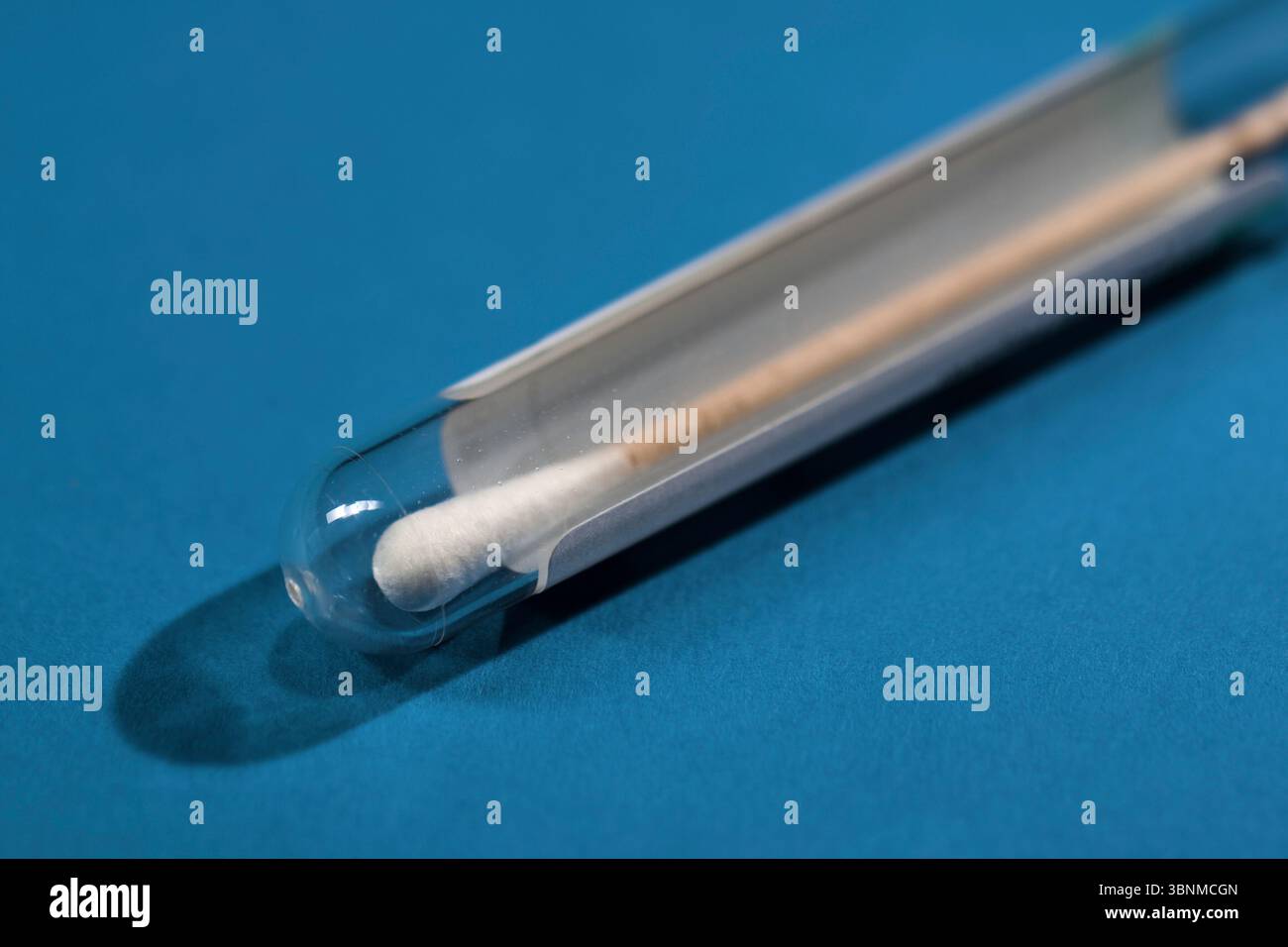 Campione di saliva e tampone con tampone di cotone per l'analisi in laboratorio Foto Stock