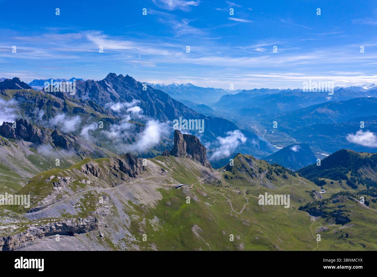 Vista panoramica sulle montagne delle Alpi svizzere nella valle del Rodano, cima Six Armaille e Alp Petit Pre di fronte, cresta montana Haut de Cry dietro, Ovronnaz, Vallese, Svizzera Foto Stock