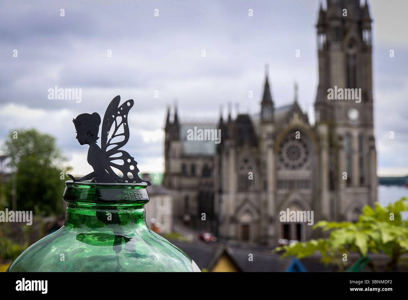 Una fata a Cobh con la chiesa sullo sfondo Foto Stock