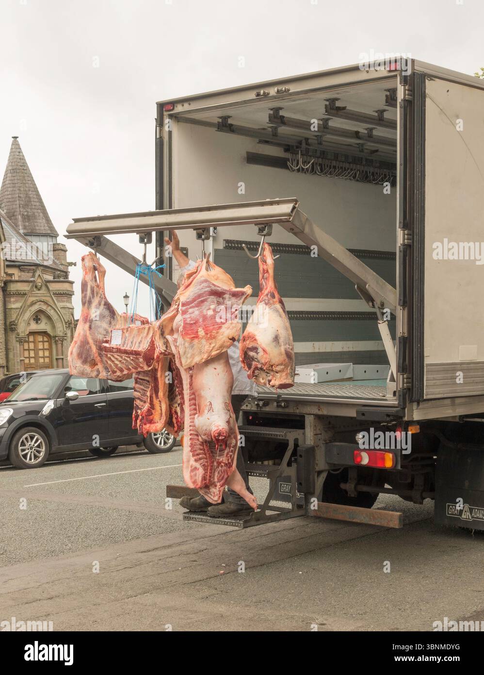 Un furgone per la consegna della carne con giunti di carne sul rack posteriore, Inghilterra, Regno Unito Foto Stock