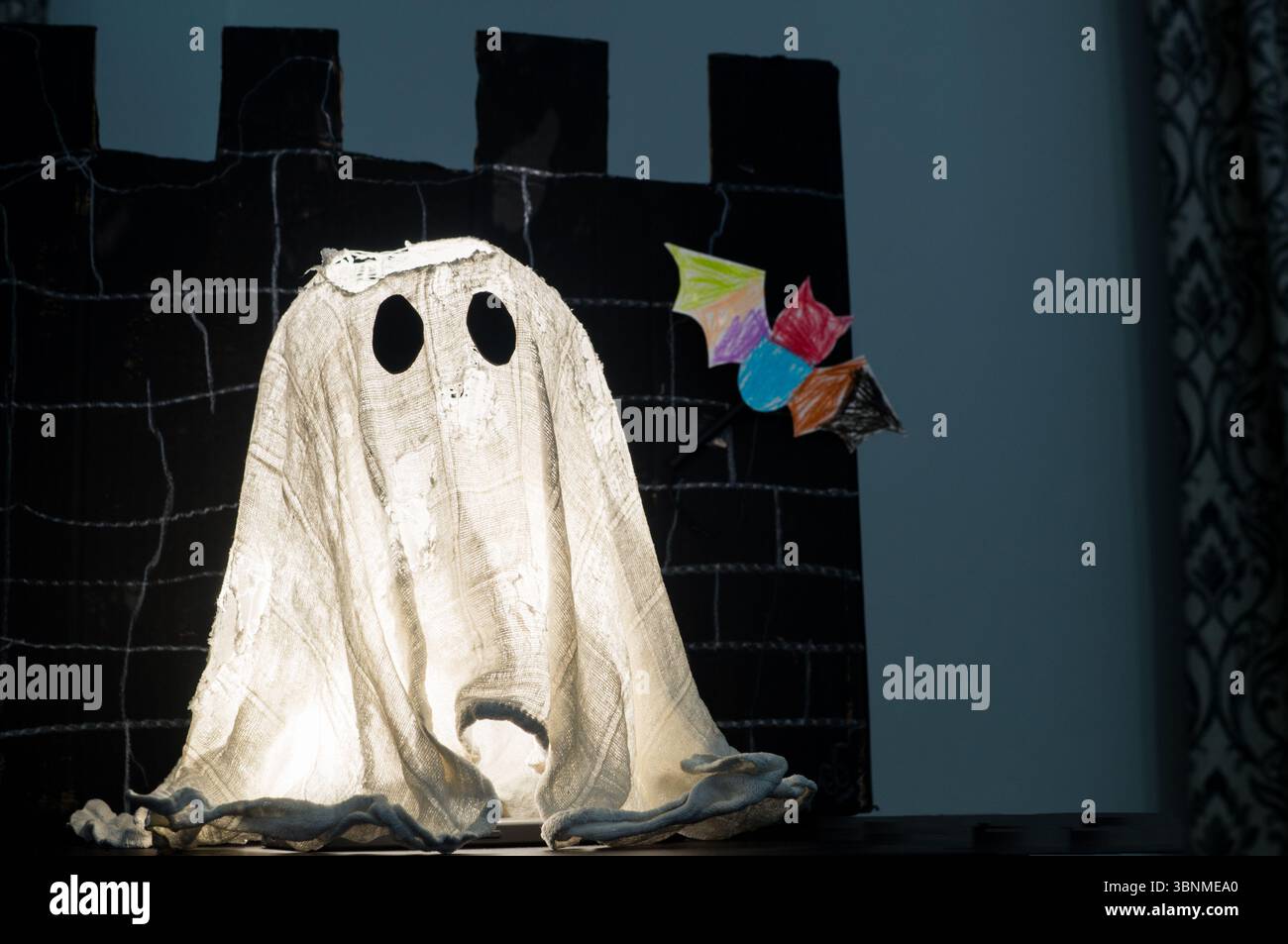 Fantasma fatto di vecchi stracci come un mestiere di Halloween con un castello sullo sfondo Foto Stock