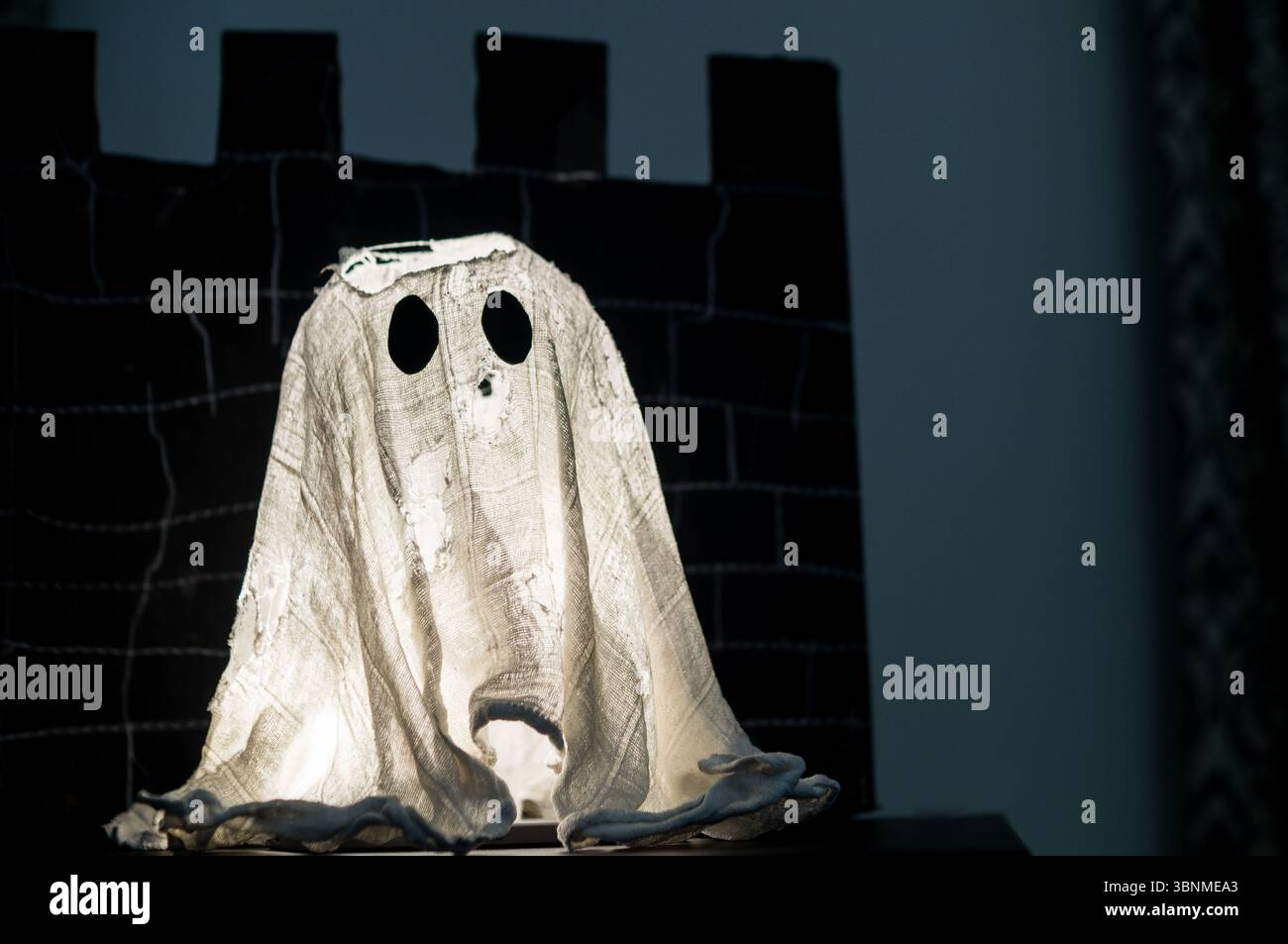 Fantasma fatto di vecchi stracci come un mestiere di Halloween con un castello sullo sfondo Foto Stock