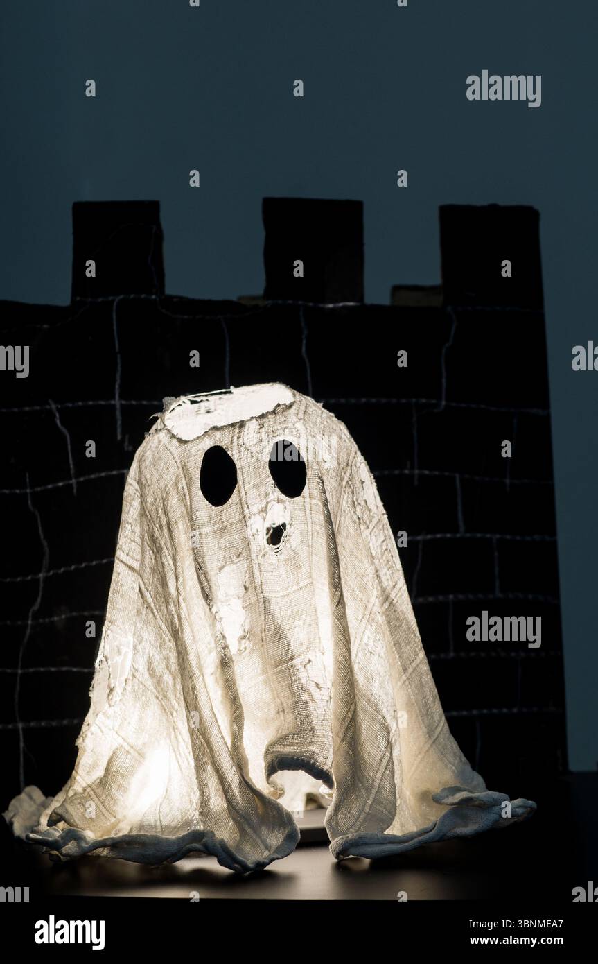 Fantasma fatto di vecchi stracci come un mestiere di Halloween con un castello sullo sfondo Foto Stock