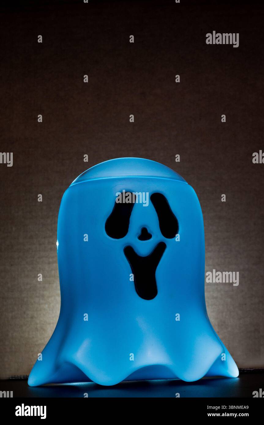 Blue Ghost con illuminazione interna come concetto di Halloween Foto Stock