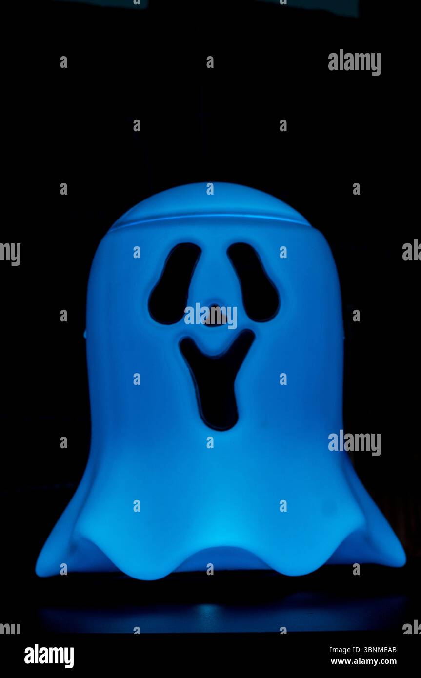 Blue Ghost con illuminazione interna come concetto di Halloween Foto Stock